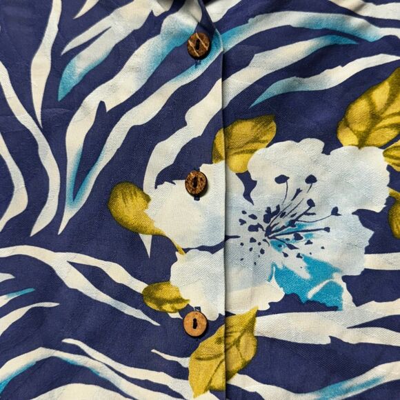 HILO HATTIE 100% Silk Hawaiian Hibiscus Animal Print Button Up Shirt, Sz L - Picture 3 of 6